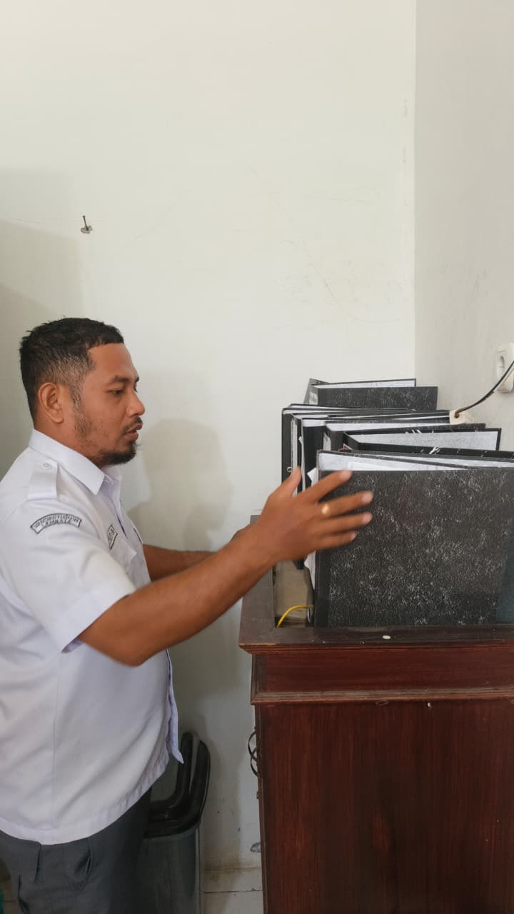 mengkoordinasikan dan mengkonsolidasiksn pengumpulan dokumen informasi publik dari PPID