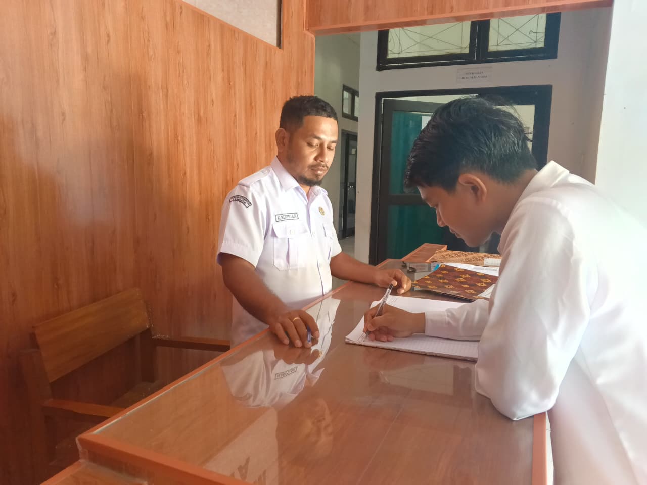 ini mengkoordinasikan dan mengkonsolidasikan proses penyimpanan, pendokumentasian, penyediaan 2